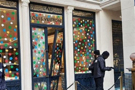 Lille. La boutique Louis Vuitton attaquée à la voiture.